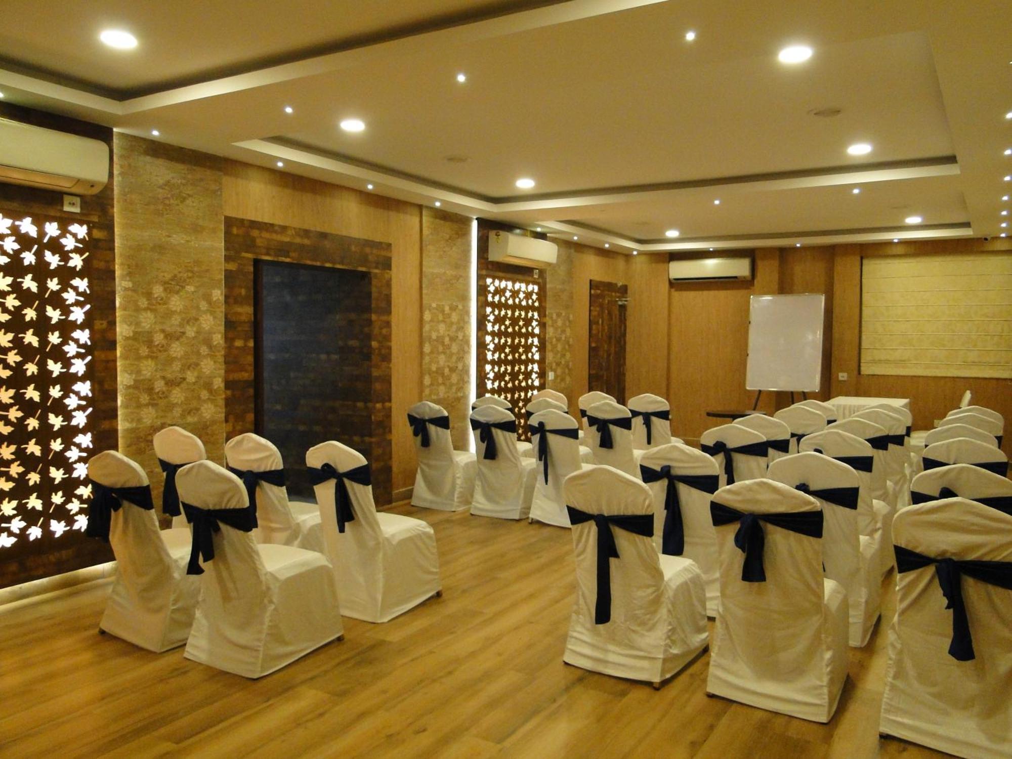 Hotel Comfotel Kolkata Exterior photo